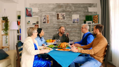 Schöne-Familie-Mit-Mehreren-Generationen-Beim-Abendessen