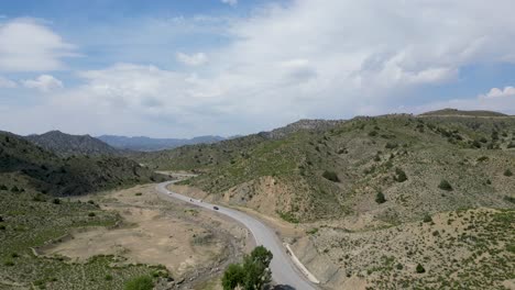 Las-Montañas-Afganas-De-Paktia,-Vistas-Por-Un-Dron,-Divididas-Por-Una-Carretera