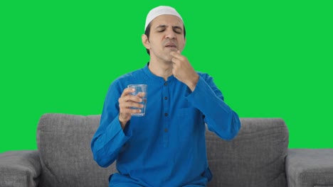 Sehr-Kranker-Muslimischer-Mann,-Der-Medikamente-Zur-Genesung-Isst,-Grüner-Bildschirm