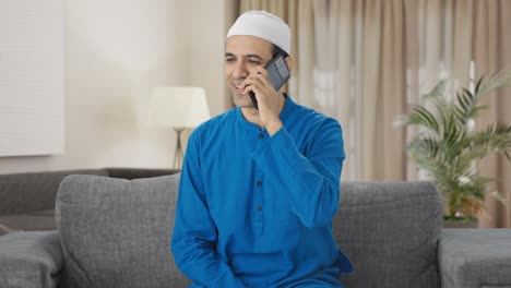 Glücklicher-Muslimischer-Mann,-Der-Am-Telefon-Spricht
