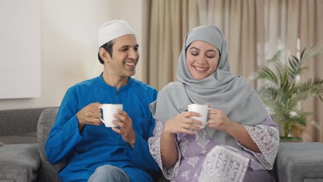 Esposa-Musulmana-Trayendo-Té-Para-Su-Marido