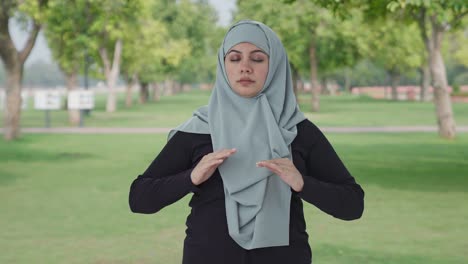 Glückliche-Muslimische-Frau,-Die-Yoga-Im-Park-Macht