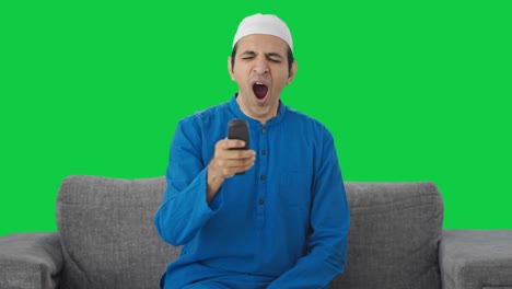 Schläfriger-Und-Müder-Muslimischer-Mann,-Der-Fernsieht,-Grünen-Bildschirm