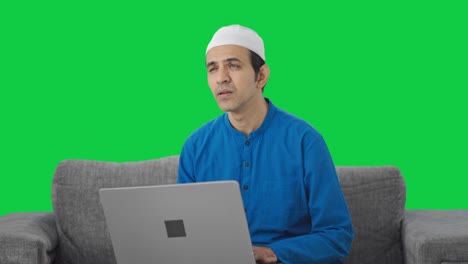 Hombre-Musulmán-Confundido-Usando-La-Pantalla-Verde-Del-Portátil