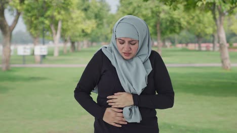 Mujer-Musulmana-Enferma-Que-Sufre-De-Dolor-De-Estómago-En-El-Parque