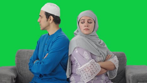 Pareja-Musulmana-Enojada-Sentada-Espalda-Con-Espalda-Pantalla-Verde