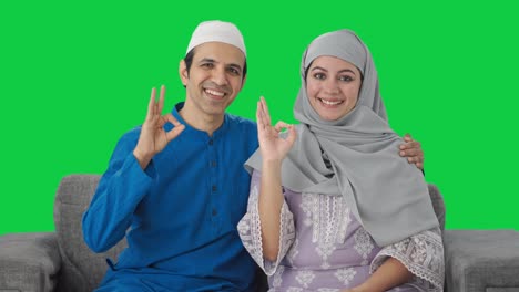 Feliz-Pareja-Musulmana-Mostrando-El-Signo-De-OK-En-La-Pantalla-Verde