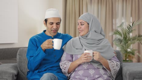 Glückliches-Muslimisches-Paar,-Das-Tee-Trinkt-Und-Genießt