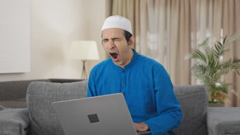 Müder-Muslimischer-Mann-Benutzt-Laptop