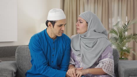 Muslimisches-Paar-Kämpft-Um-TV-Fernbedienung