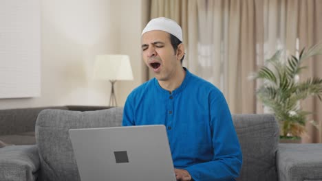 Hombre-Musulmán-Soñoliento-Y-Perezoso-Usando-Una-Computadora-Portátil