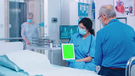 Paciente-Mirando-Una-Tableta-Digital-De-Pantalla-Verde