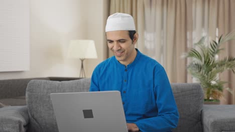 Glücklicher-Muslimischer-Mann,-Der-Laptop-Benutzt
