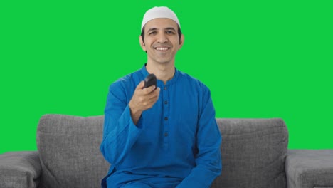 Glücklicher-Muslimischer-Mann,-Der-Fernsieht,-Grünen-Bildschirm