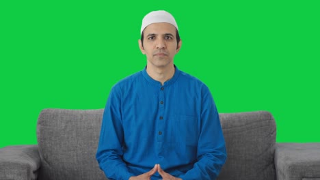 Muslimischer-Mann-Blickt-Auf-Den-Grünen-Bildschirm-Der-Kamera