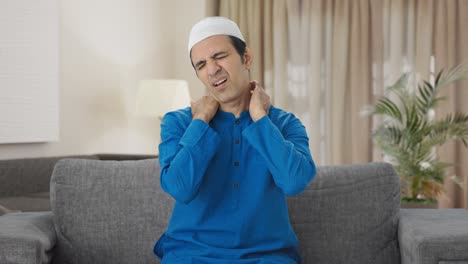 Kranker-Muslimischer-Mann-Leidet-Unter-Nackenschmerzen