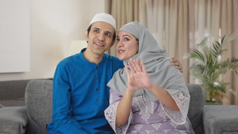 Glückliches-Muslimisches-Paar,-Das-Seine-Zukunft-Plant