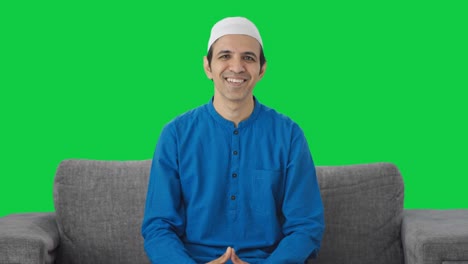 Hombre-Musulmán-Feliz-Haciendo-Adaab-Y-Saludando-Pantalla-Verde