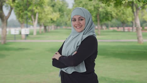 Porträt-Einer-Glücklichen-Muslimischen-Frau,-Die-Mit-Gekreuzten-Händen-Im-Park-Steht