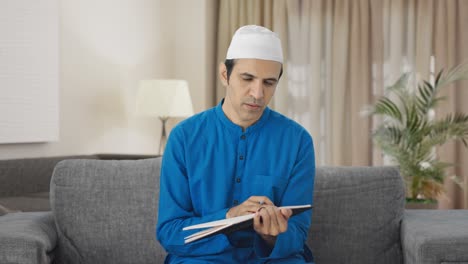 Muslimischer-Mann-Schreibt-Ein-Buch