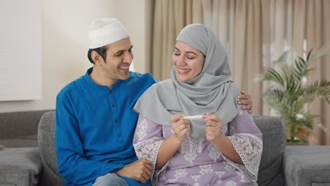Glückliches-Muslimisches-Paar,-Das-Den-Schwangerschaftstest-überprüft