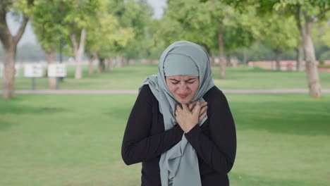 Kranke-Muslimische-Frau,-Die-Im-Park-Einen-Herzinfarkt-Erleidet