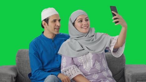 Feliz-Pareja-Musulmana-Haciendo-Clic-En-Selfies-En-Pantalla-Verde