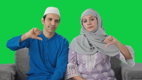 Muslimisches-Paar-Zeigt-Daumen-Nach-Unten-Auf-Grünem-Bildschirm