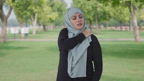 Mujer-Musulmana-Enferma-Que-Sufre-De-Dolor-De-Cuello-En-El-Parque