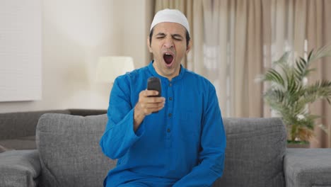 Hombre-Musulmán-Somnoliento-Y-Cansado-Viendo-La-Televisión