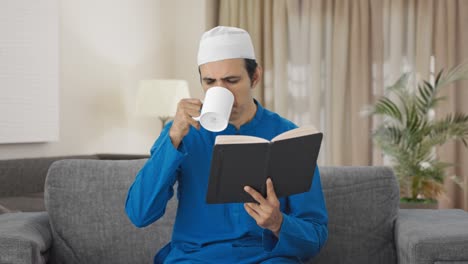 Hombre-Musulmán-Leyendo-Un-Libro-Y-Bebiendo-Té
