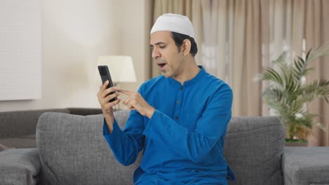 Fauler-Muslimischer-Mann,-Der-Durch-Das-Telefon-Scrollt