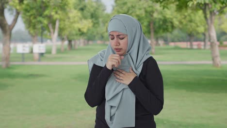 Kranke-Muslimische-Frau,-Die-Im-Park-An-Fieber-Leidet