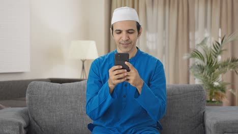 Hombre-Musulmán-Feliz-Enviando-Mensajes-De-Texto-Por-Teléfono