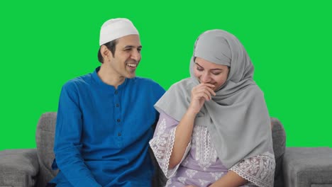 Glückliches-Muslimisches-Paar-Lacht-Und-Redet-Auf-Grünem-Bildschirm