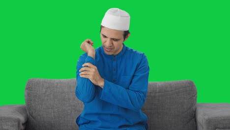 Hombre-Musulmán-Enfermo-Que-Sufre-Dolor-En-La-Mano-Pantalla-Verde