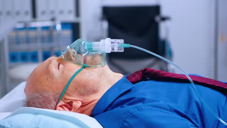 Portrait-of-old-male-patient-weating-oxygen-mask