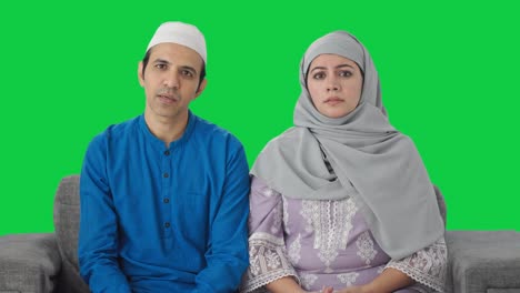Muslimisches-Paar-Spricht-Mit-Dem-Grünen-Bildschirm-Der-Kamera