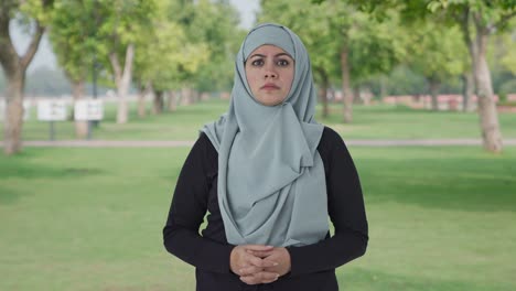 Wütende-Muslimische-Frau-Blickt-Im-Park-In-Die-Kamera