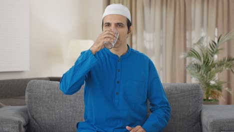 Glücklicher-Muslimischer-Mann,-Der-Medizin-Isst