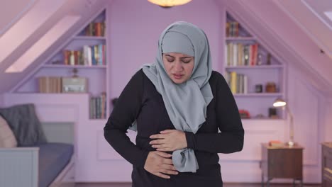 Kranke-Muslimische-Frau,-Die-Unter-Magenschmerzen-Leidet