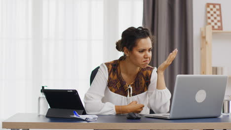 Confudes-business-woman-while-working