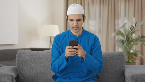 Hombre-Musulmán-Enojado-Enviando-Mensajes-De-Texto-Por-Teléfono