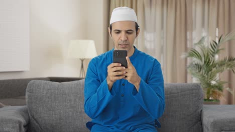 Hombre-Musulmán-Enviando-Mensajes-De-Texto-Por-Teléfono