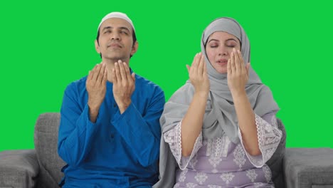 Muslimisches-Paar-Liest-Namaz-Zu-Hause-Auf-Grünem-Bildschirm