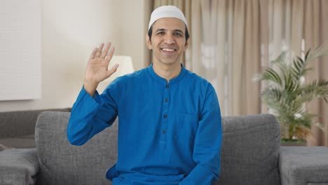 Hombre-Musulmán-Feliz-Saludando