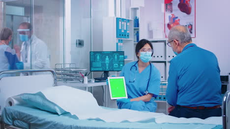 Presenting-green-screen-tablet-to-patient