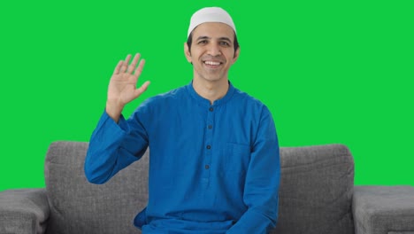 Fröhlicher-Muslimischer-Mann-Sagt-Hallo,-Grüner-Bildschirm