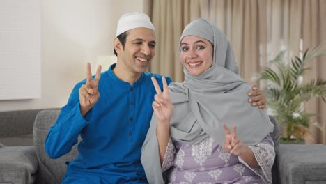 Glückliches-Muslimisches-Paar,-Das-Siegeszeichen-Zeigt