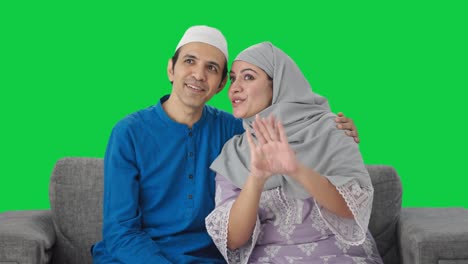 Glückliches-Muslimisches-Paar,-Das-Seinen-Zukünftigen-Greenscreen-Plant